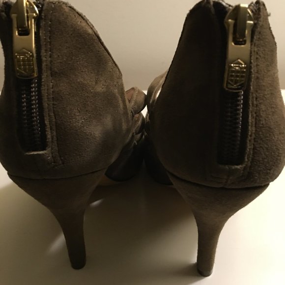NWOB!  VINCE CAMUTO Olive Green Suede Triple Strap Pump Heels 8.5M - Picture 4 of 5
